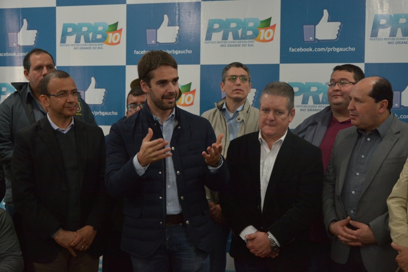 Em ato, Leite recebeu o apoio do PRB, liderado por Carlos Gomes (e)