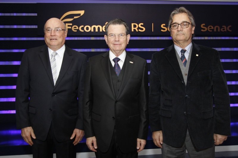 Luiz Carlos Bohn, que tomou posse na presidência da Federasul, entre Ricardo Sessegolo, da Fiergs, e Gedeão Pereira, da Farsul 