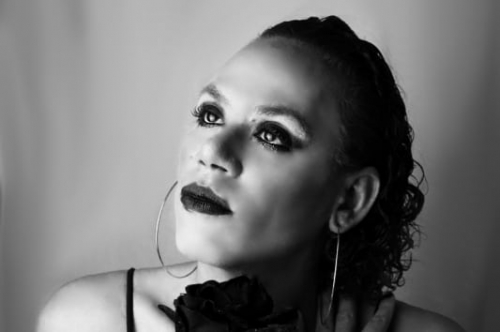 Cantora apresenta canções de Sexo frágil?, seu disco de estreia, em fase de finalização