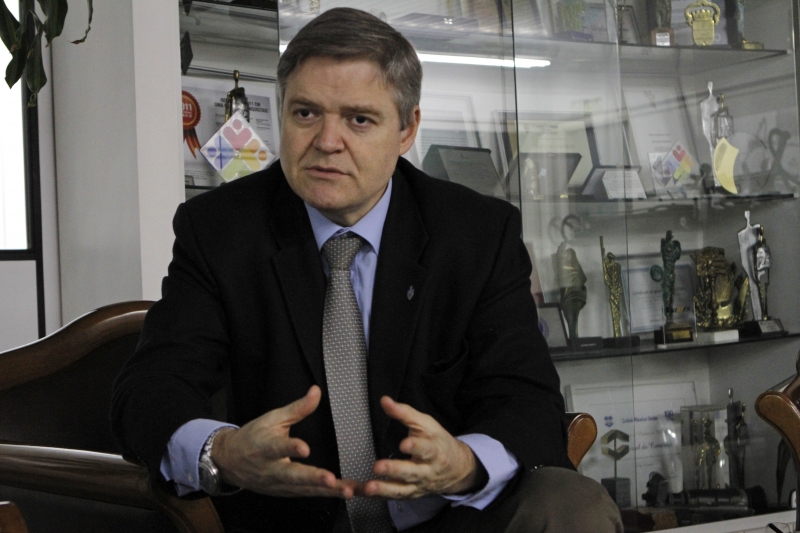 A��es oriundas das universidades s�o volunt�rias, explica Lamb
