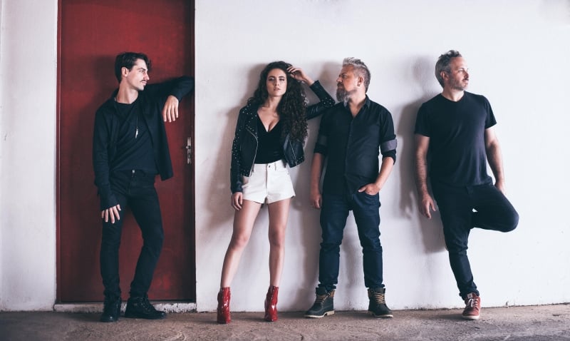 Cantora Laura Dalmás faz show com a banda Cabelo Cacheado no Cisne Branco