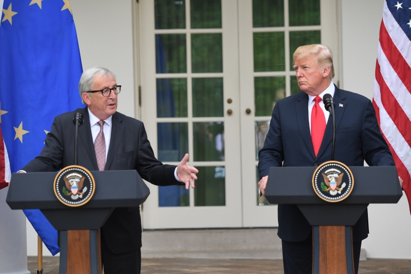 Trump e Jean-Claude Juncker (DIREITA) chegaram a um acordo nesta quarta-feira em reunião na Casa Branca