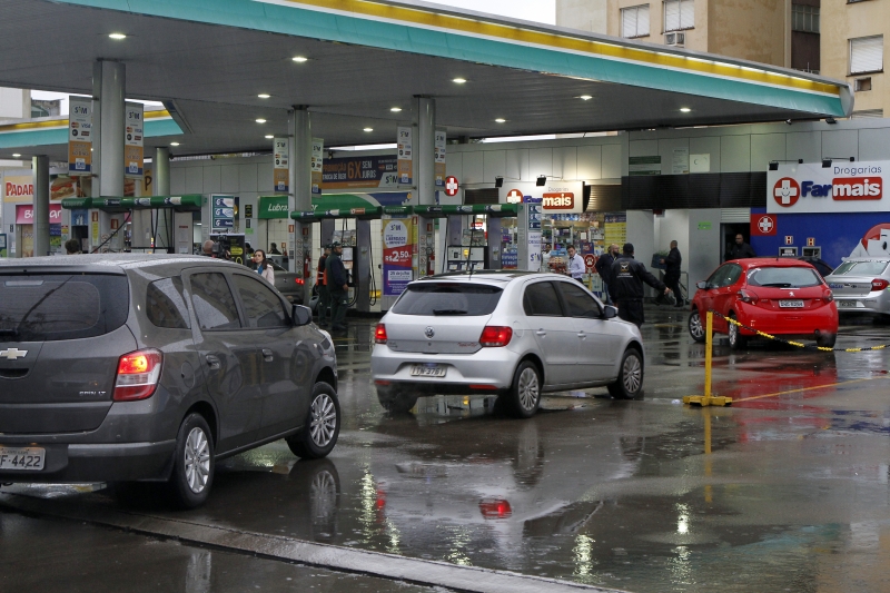 Condutores formaram filas desde a madrugada nos estabelecimentos participantes em Porto Alegre