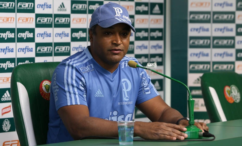 Técnico deixa o time na sexta colocação do Brasileiro, com oito pontos de desvantagem para o líder