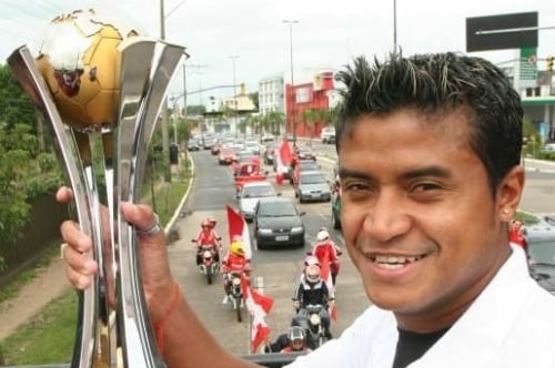 Autor do gol da final com a taça do Mundial 2006