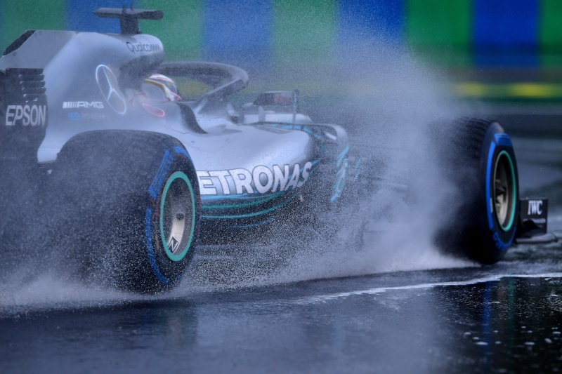 Hamilton aproveitou as condições úmidas da pista do Hungaroring para faturar a pole position
