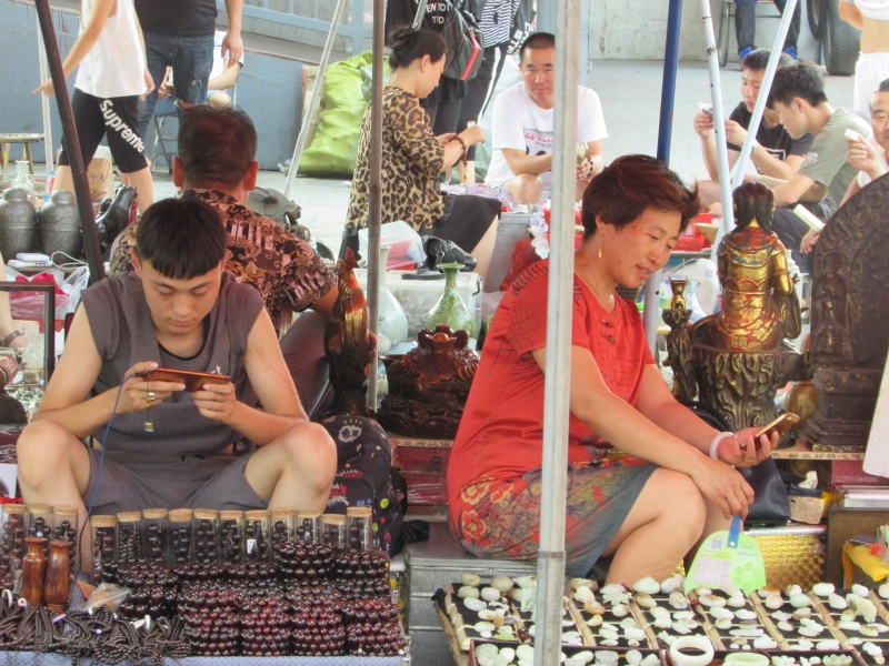 Maior mercado de pulgas de Pequim, o Panjiayuan Flea Market re�ne mais de 2 mil expositores nos finais de semana 