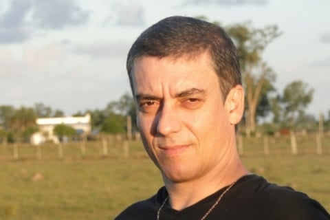 Martim César autografa amanhã seu novo livro