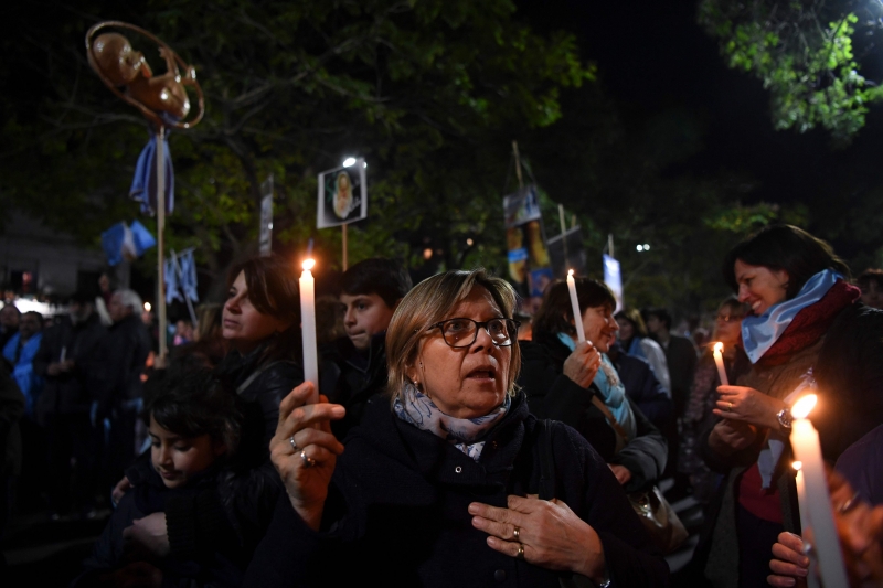 Grupos têm se reunido em frente à residência presidencial para pressionar Macri