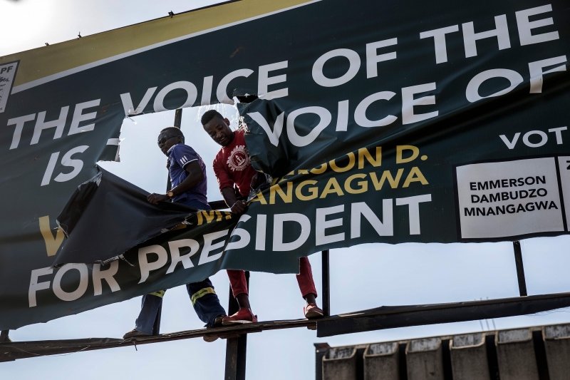 Manifestantes rasgam outdoor com propaganda do candidato Emmerson Mnangagwa