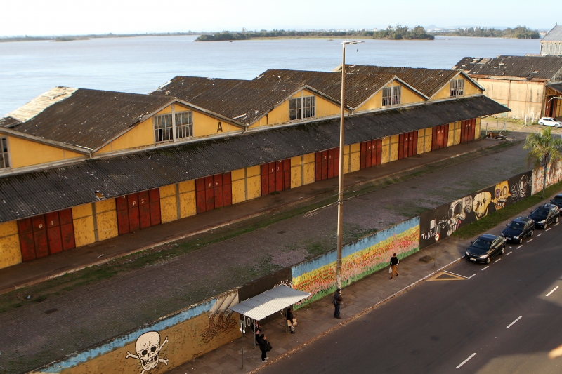 Muro da Mauá separa Centro de Porto Alegre dos armazéns do Cais