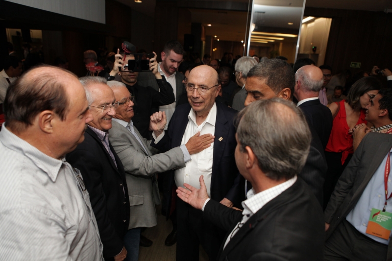 Sob os gritos de "chama o Meirelles", o ex-ministro chegou à convenção do partido em Brasília