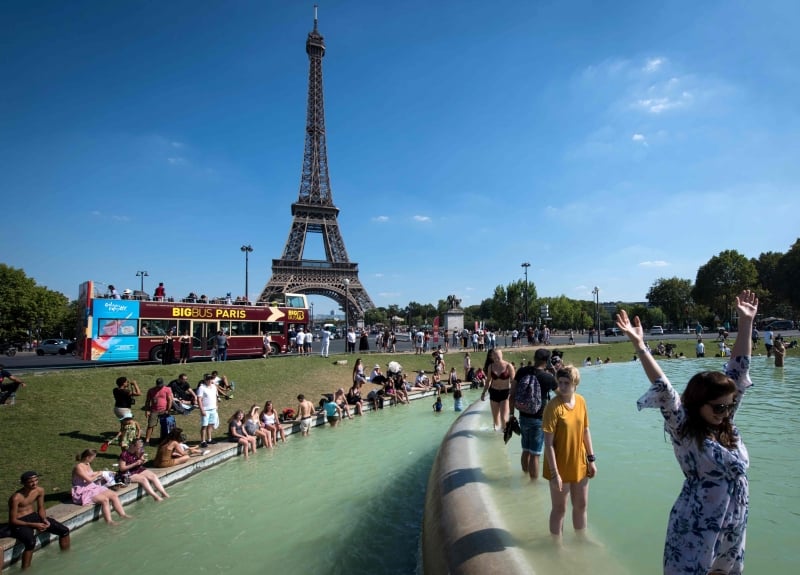 Parques e pontos turísticos da capital francesa ficam lotados de turistas durante os meses de calor