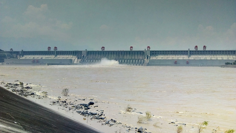 Barragem da usina tem como funo principal evitar avano e elevao descontrolada da gua