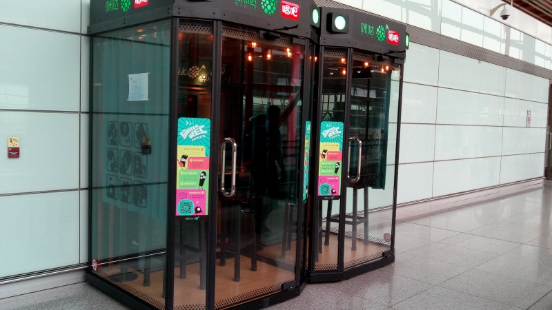 Em Pequim h cabines para cantar e gravar suas prprias canes em locais pblicos, como no aeroporto
