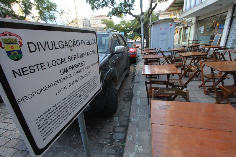 Placa indica espaço na Rua da República que receberá estrutura 