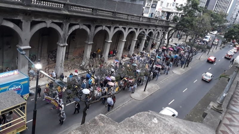 Servidores fizeram uma caminhada saindo do Pa�o Municipal at� a C�mara de Vereadores