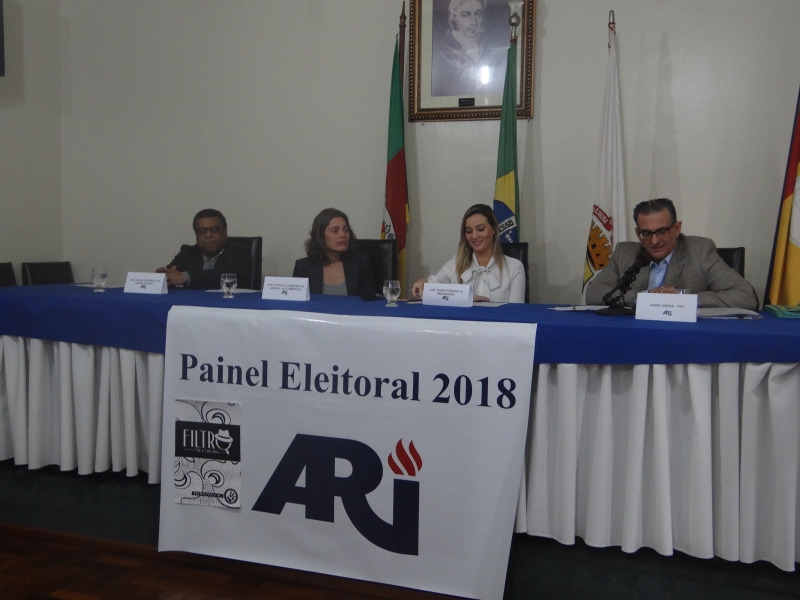 Renato Dornelles, Patricia Comunello e Edieni Ferigollo entrevistaram Jairo Jorge na sede da ARI