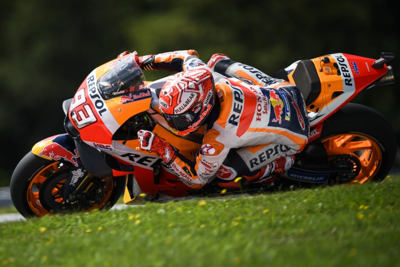 Marc Márquez guia a motocicleta no circuito austríaco