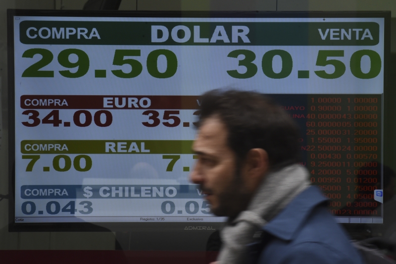 Autoridade monetária tenta conter a disparada do dólar ante o peso argentino