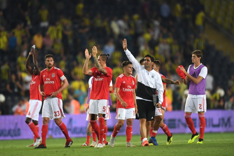 Jogadores do Benfica celebram vaga na próxima etapa da competição continental