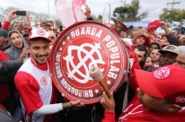 Guerrero é recebido com festa de torcedores do Internacional em Porto Alegre