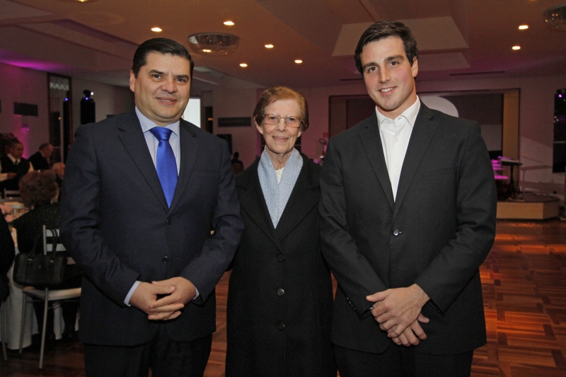 Jantar beneficente
foto 1
Rene Ferreira, presidente da ADCE, com Pierina Lorenzoni e Giovanni Tumelero, diretor de Operações do JC 

