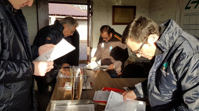 {'nm_midia_inter_thumb1':'https://www.jornaldocomercio.com/_midias/jpg/2018/08/16/206x137/1_cirasadsaga03-8437701.jpg', 'id_midia_tipo':'2', 'id_tetag_galer':'', 'id_midia':'5b758f6a02830', 'cd_midia':8437701, 'ds_midia_link': 'https://www.jornaldocomercio.com/_midias/jpg/2018/08/16/cirasadsaga03-8437701.jpg', 'ds_midia': 'Opera&ccedil;&atilde;o Castelo de Areia no Rio Grande do Sul - MPE / Fazenda Estadual e Receita Estadual e PGE - busca e apreens&atilde;o de documentos - Fam&iacute;lia Burtet - agropecu&aacute;ria - buscas em est&acirc;ncia em Alegrete', 'ds_midia_credi': 'MARJULI&Ecirc; MARTINI/MPE/DIVULGA&Ccedil;&Atilde;O/JC', 'ds_midia_titlo': 'Opera&ccedil;&atilde;o Castelo de Areia no Rio Grande do Sul - MPE / Fazenda Estadual e Receita Estadual e PGE - busca e apreens&atilde;o de documentos - Fam&iacute;lia Burtet - agropecu&aacute;ria - buscas em est&acirc;ncia em Alegrete', 'cd_tetag': '1', 'cd_midia_w': '800', 'cd_midia_h': '450', 'align': 'Left'}