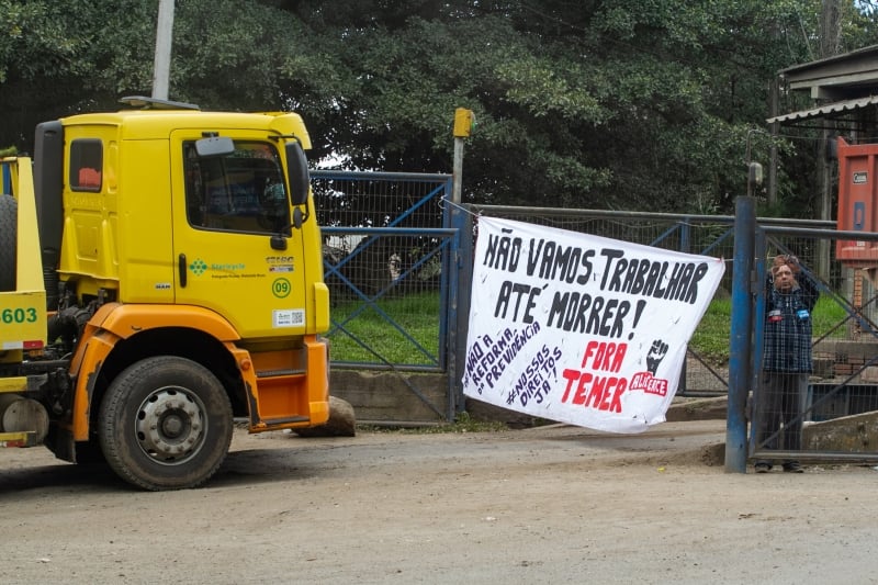 Bloqueio impede entrada e saída de veículos que fazem coleta domiciliar e de lixo público 
