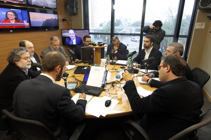 Júlio Flores (e), José Ivo Sartori, Miguel Rossetto, Jairo Jorge, Eduardo Leite, Mateus Bandeira e Roberto Robaina discutiram propostas