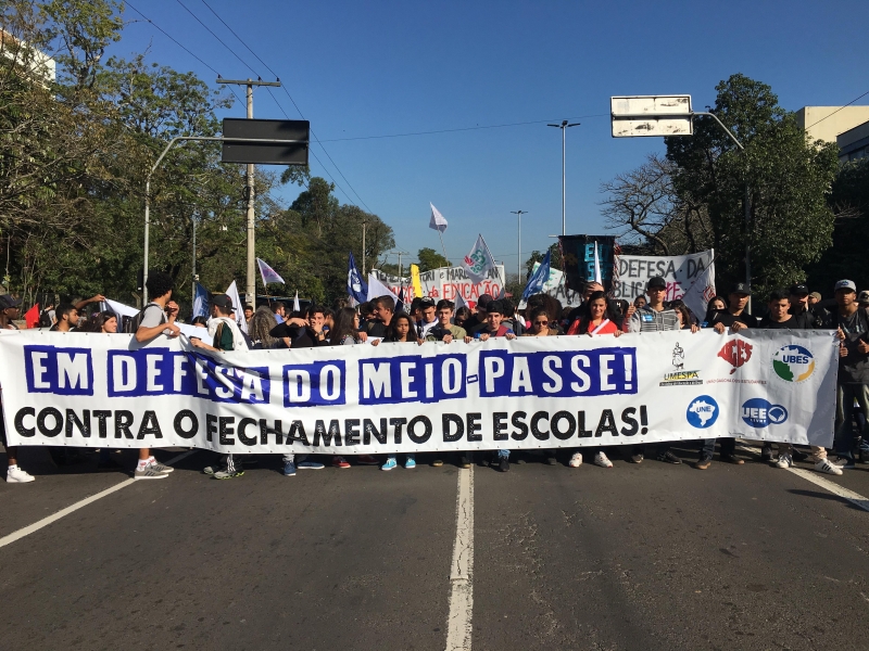 Os manifestantes se concentraram em frente à Escola Parobé e seguiram em direção ao Paço Municipal