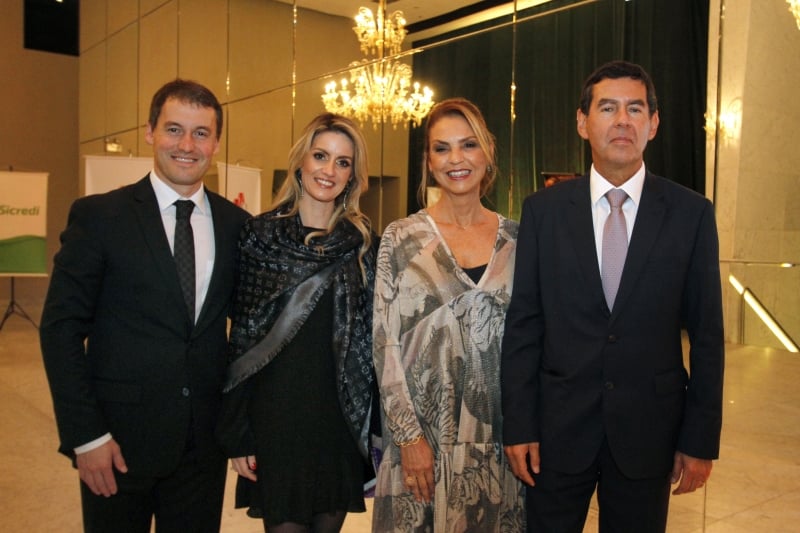 Fabiano Dallazen e Paula Atanásio com Rosana Duro e Carlos Eduardo Duro, presidente do TJ-RS