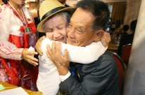 Parentes separados pela Guerra da Coreia se reencontram ap�s seis d�cadas