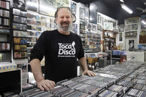 Rog&eacute;rio Cazzetta, 53 anos, est&aacute; &agrave; frente da Toca do Disco h&aacute; quase tr&ecirc;s d&eacute;cadas
