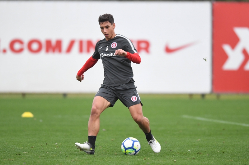 Jogador de 21 anos pode fazer sua estreia com a camisa colorada
