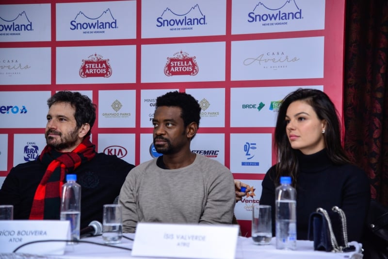 Caco Ciocler, Fabrício Boliveira (c) e Ísis Valverde compõem o elenco do filme