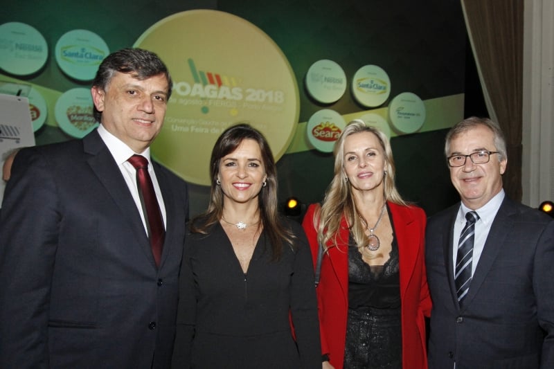 Expoagas 2018
foto 1
Antonio Cesa Longo, presidente da Agas, e Margot Dreher com Suzana e João Sanzovo, presidente da Abras 

