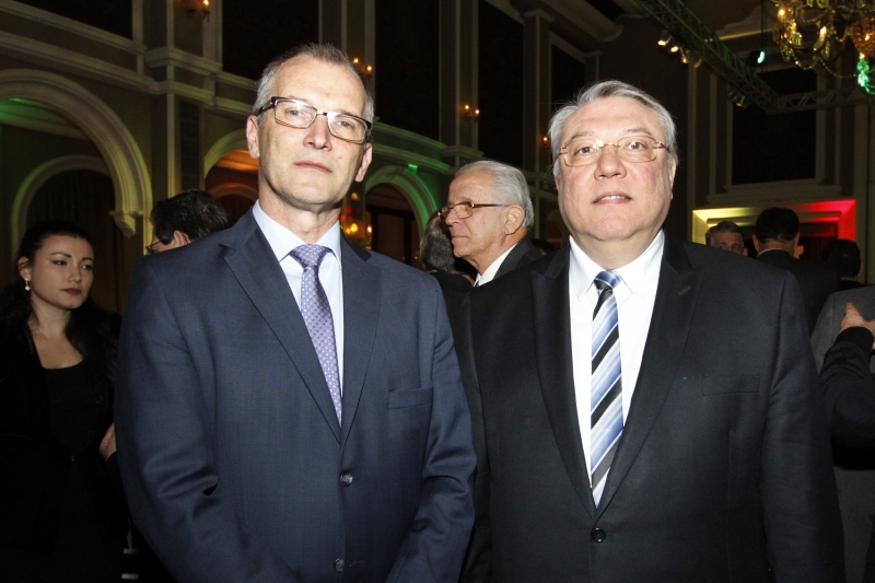 Luiz Antônio Bins, secretário de estado da Fazenda, e Aquiles Dal Molin Junior, do Sinduscon, na Expoagas