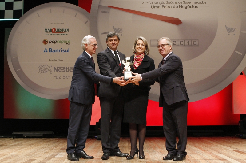 Simone Leite recebeu prêmio de Supermercadista Honorária