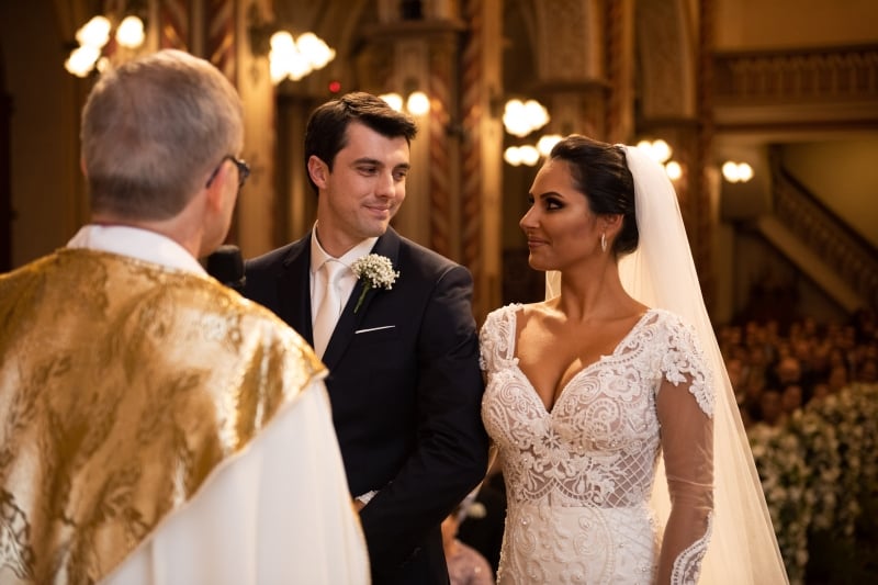 O frei Jaime Bettega abençoou Michael Bonatto e Mayara Reis de Oliveira 