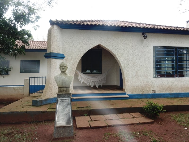 Busto de Getlio Vargas em frente  sede da propriedade, a 60 quilmetros de So Borja