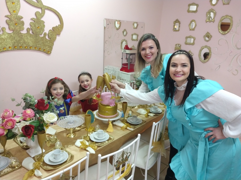 S&oacute;cias da Casa das Princesas, Bianca Cenci e Graziela Machado fazem o atendimento no local Foto: MAURO BELO/JC