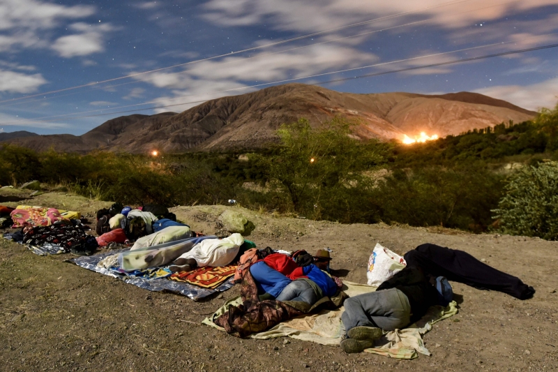 Refugiados dormem à beira de uma estrada no Equador