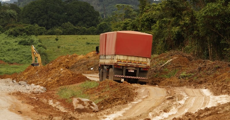 Rodovia BR 163 Log&iacute;stica 9117747-high TRAIR&Atilde;ƒO, PA - 10.03.2017 - O Ex&Eacute;RCITO e a PoL&Iacute;CIA Rodovi&Atilde;&iexcl;ria Federal est&Atilde;&pound;o trabalhando nos pontos de reten&Atilde;&sect;&Atilde;&pound;o em apoio ao Departamento Nacional de Infraestrutura de Transportes (Dnit), que faz a manuten&Atilde;&sect;&Atilde;&pound;o da rodovia, e &Atilde;&nbsp; Defesa Civil de Itaituba, que presta aux&Atilde;&shy;lio aos motoristas e suas fam&Atilde;&shy;lias e aos moradores dos vilarejos pr&Atilde;&sup3;ximos &Atilde;&nbsp; estrada. A BR-163, conhecida como Rodovia Cuiab&Atilde;&iexcl;-Santar&Atilde;&copy;m, &Atilde;&copy; a principal liga&Atilde;&sect;&Atilde;&pound;o entre a maior regi&Atilde;&pound;o produtora de gr&Atilde;&pound;os do pa&Atilde;&shy;s. Foto: Raimundo Pacc&Atilde;&sup3;/FramePhoto/Folhapress