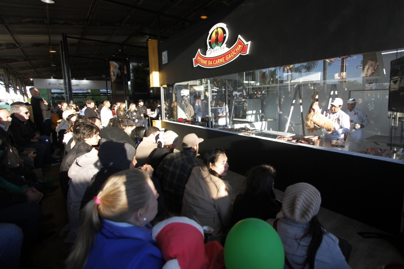 {'nm_midia_inter_thumb1':'https://www.jornaldocomercio.com/_midias/jpg/2018/08/25/206x137/1_lp_250818___vitrine__carne__2_-8448955.jpg', 'id_midia_tipo':'2', 'id_tetag_galer':'', 'id_midia':'5b81c6ad7c2da', 'cd_midia':8448955, 'ds_midia_link': 'https://www.jornaldocomercio.com/_midias/jpg/2018/08/25/lp_250818___vitrine__carne__2_-8448955.jpg', 'ds_midia': 'EXPOINTER 2018  Vitrine da carne na 41ª Expointer.', 'ds_midia_credi': 'LUIZA PRADO/JC', 'ds_midia_titlo': 'EXPOINTER 2018  Vitrine da carne na 41ª Expointer.', 'cd_tetag': '1', 'cd_midia_w': '800', 'cd_midia_h': '533', 'align': 'Left'}