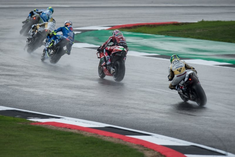 Chuva atrasa largada da MotoGP em Silverstone e corrida pode ser cancelada