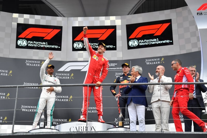 Sebastian Vettel comemora vitória em Spa; completam o pódio Lewis Hamilton e Max Verstappen