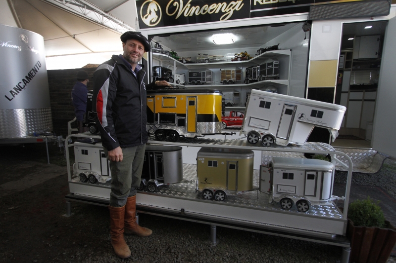 Mostru�rio de Vincenzi acaba chamando a aten��o da gurizada que circula pelo Parque Assis Brasil