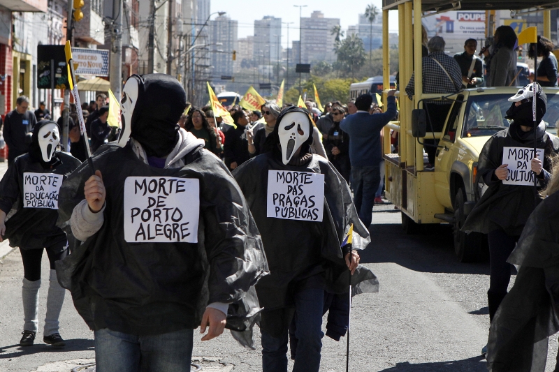 Servidores caracterizados traziam cartazes que denunciavam a precarização de serviços públicos