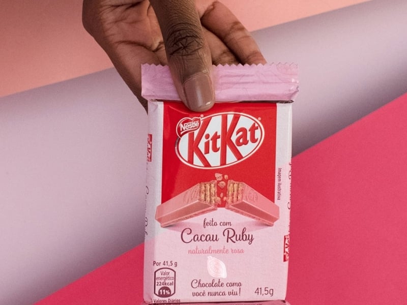 Kit Kat Ruby é composto por biscoito wafer com cobertura de chocolate Ruby, que é naturalmente rosa